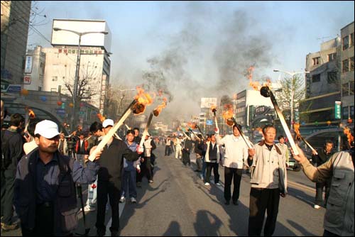 한미FTA저지를 향한 국민들의 대항쟁이 시작되었음을 알리는 횃불대오가 행진의 선두에 섰다 